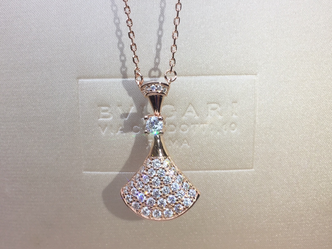 Bvlgari Diva s Dream necklace 18k rose gold with pave set clear diamonds 41-43cm adjustable