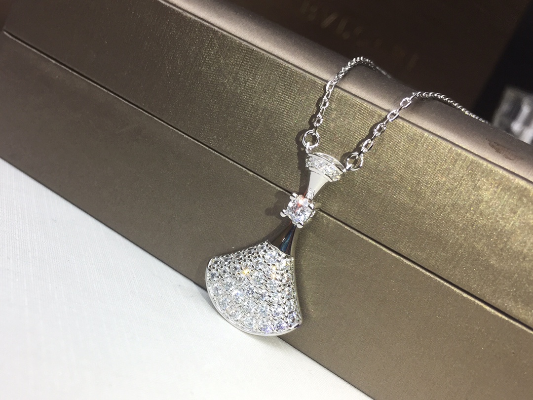 Bvlgari Diva s Dream necklace 18k rose gold with pave set clear diamonds 41-43cm adjustable