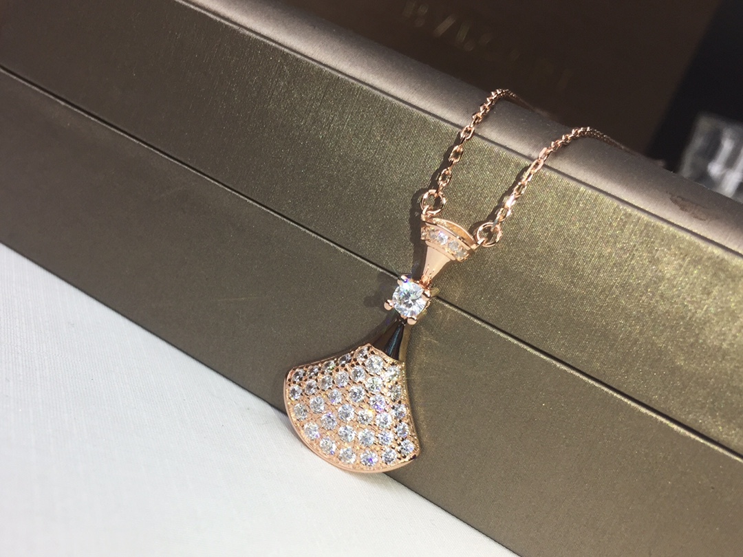 Bvlgari Diva s Dream necklace 18k rose gold with pave set clear diamonds 41-43cm adjustable