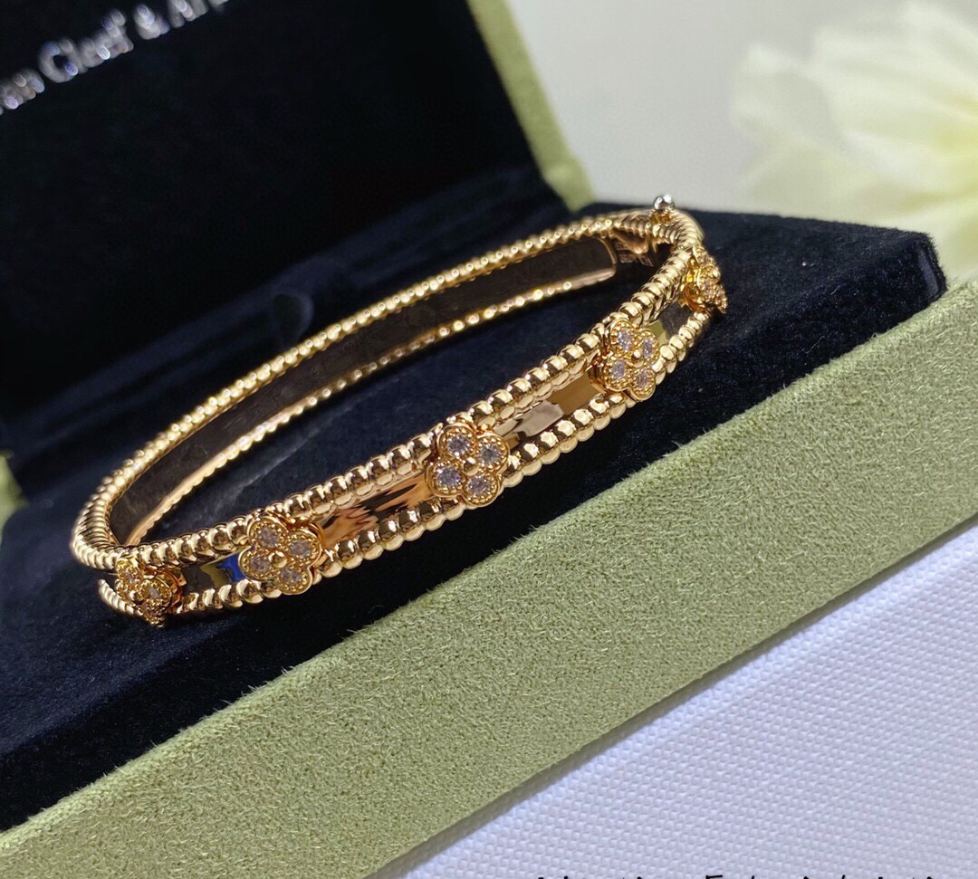Van Cleef Arpels Perlee sweet clovers bracelet Rose gold with diamond accents 17cm