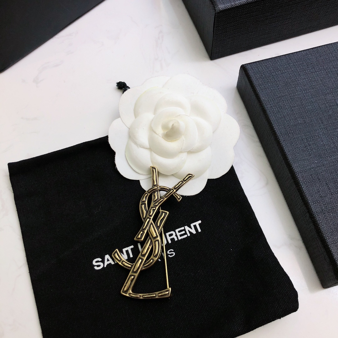Saint Laurent Cassandre YSL Monogram Croc-Embossed Brooch brooch antique brass gold metal no gemstones 4 5cm width