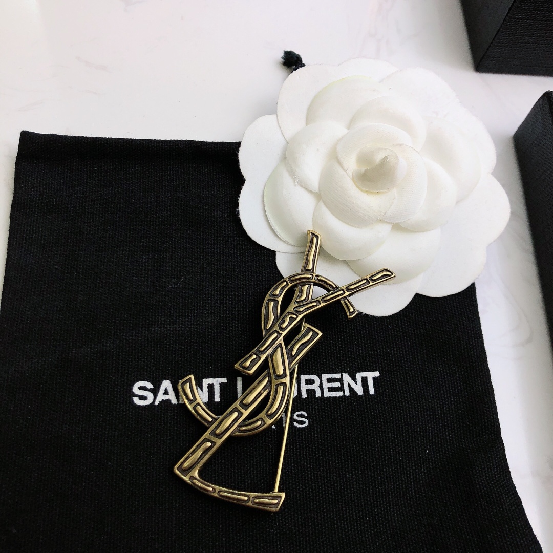 Saint Laurent Cassandre YSL Monogram Croc-Embossed Brooch brooch antique brass gold metal no gemstones 4 5cm width