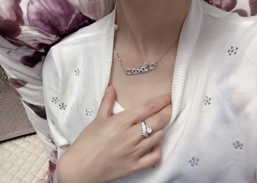 Cartier Panthere de Cartier necklace 18k white gold set with white diamonds black onyx spots green tsavorite garnet eye 42cm