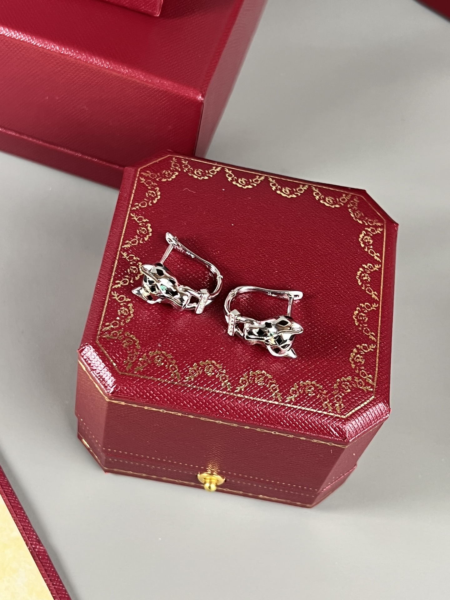 Cartier Panthere de Cartier earrings silver-toned white gold black lacquer clear diamonds green tsavorite garnet 12mm length