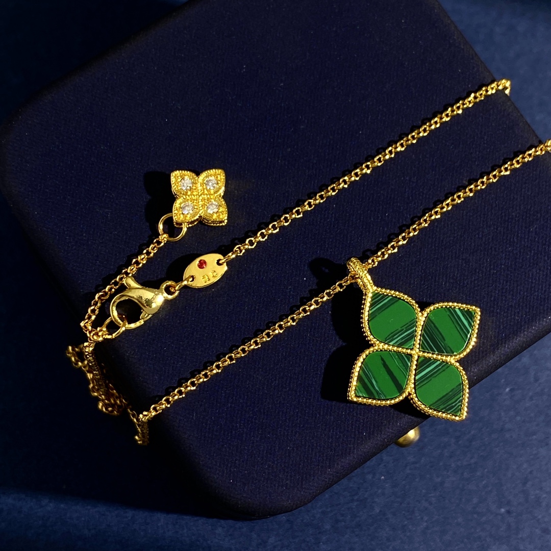 Collana Roberto Coin Princess Flower Oro giallo con accenti di diamanti varianti disponibili con madreperla bianca blu lapislazzuli verde malachite onice nero inserti turchesi varianti in oro bianco argentato con inserti in pietra abbinati e accenti di diamanti 18 pollici