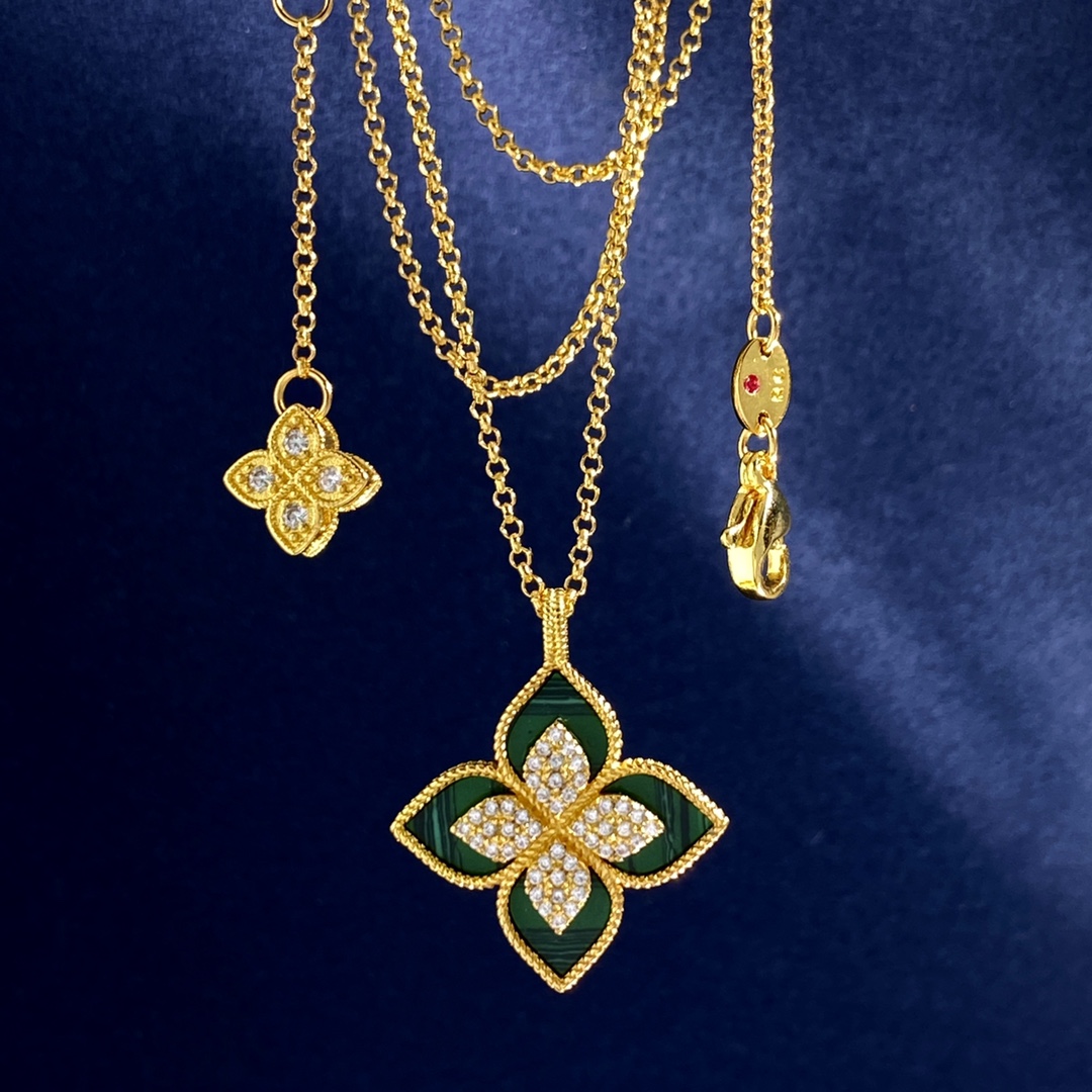 Collana Roberto Coin Princess Flower Oro giallo con accenti di diamanti varianti disponibili con madreperla bianca blu lapislazzuli verde malachite onice nero inserti turchesi varianti in oro bianco argentato con inserti in pietra abbinati e accenti di diamanti 18 pollici