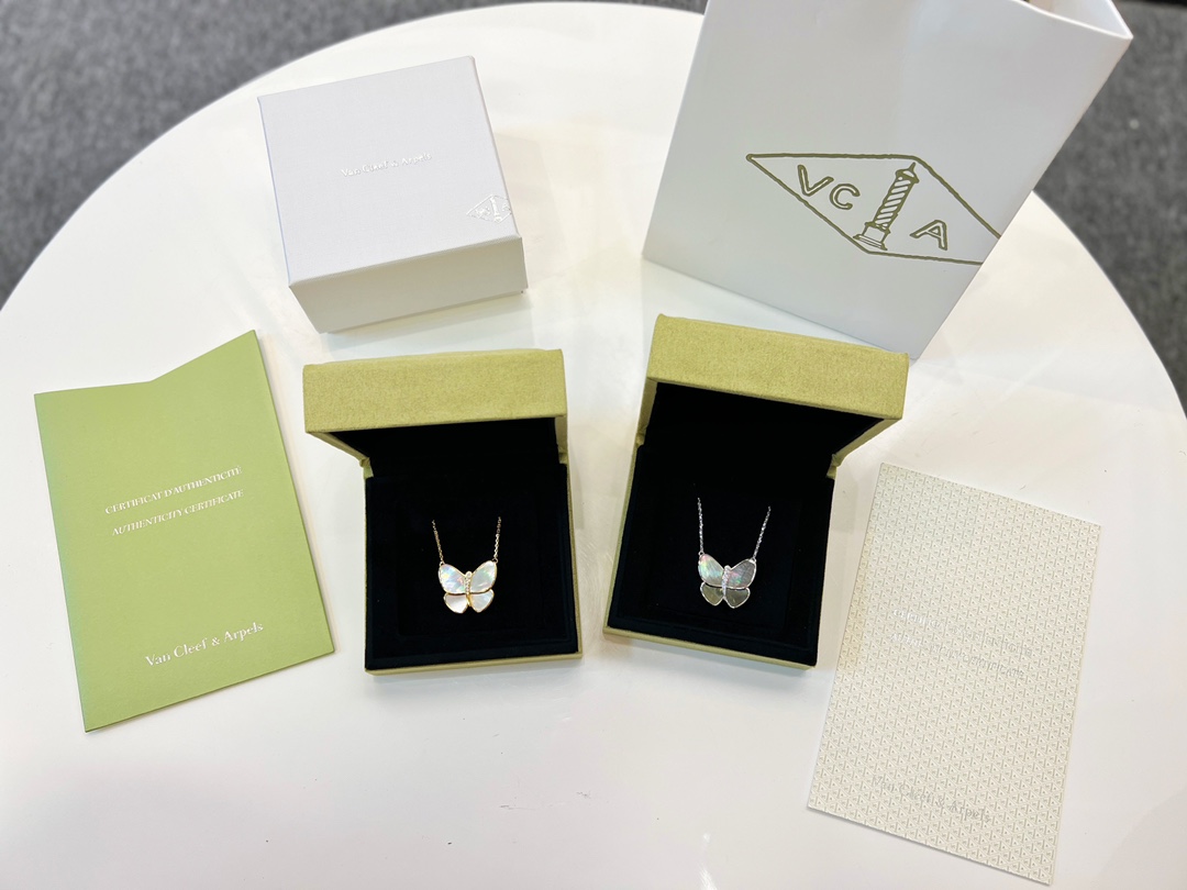 Collana Van Cleef Arpels Two Butterfly Oro giallo madreperla bianca diamante 42 cm