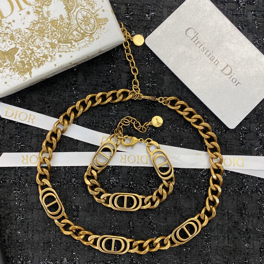 Dior 30 Montaigne necklace antique gold tone metal no gemstones 40cm with 5cm extender chain