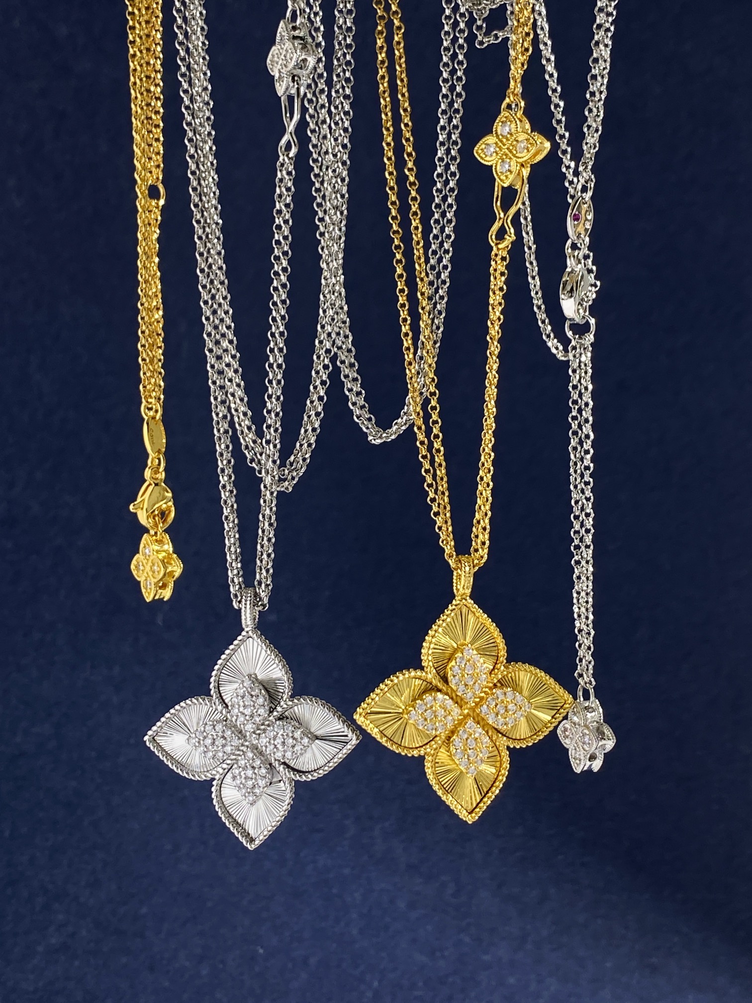 Collana Roberto Coin Princess Flower in oro giallo 18 carati con pavé di diamanti Oro bianco 18 carati con pavé di diamanti Catena regolabile da 18 pollici