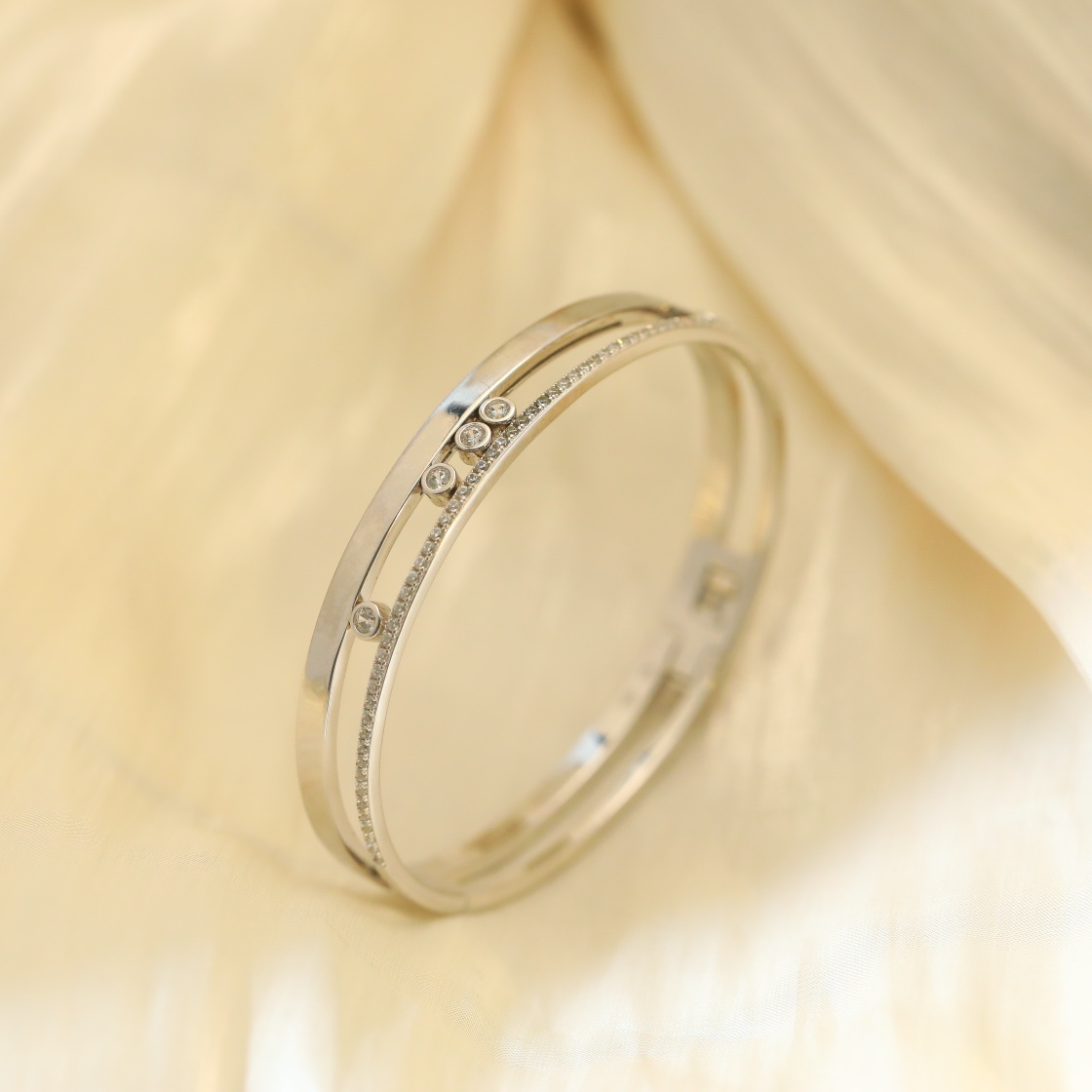Messika MOVE ROMANE bracelet 18K yellow gold with clear diamonds 18K white gold with clear diamonds 17cm