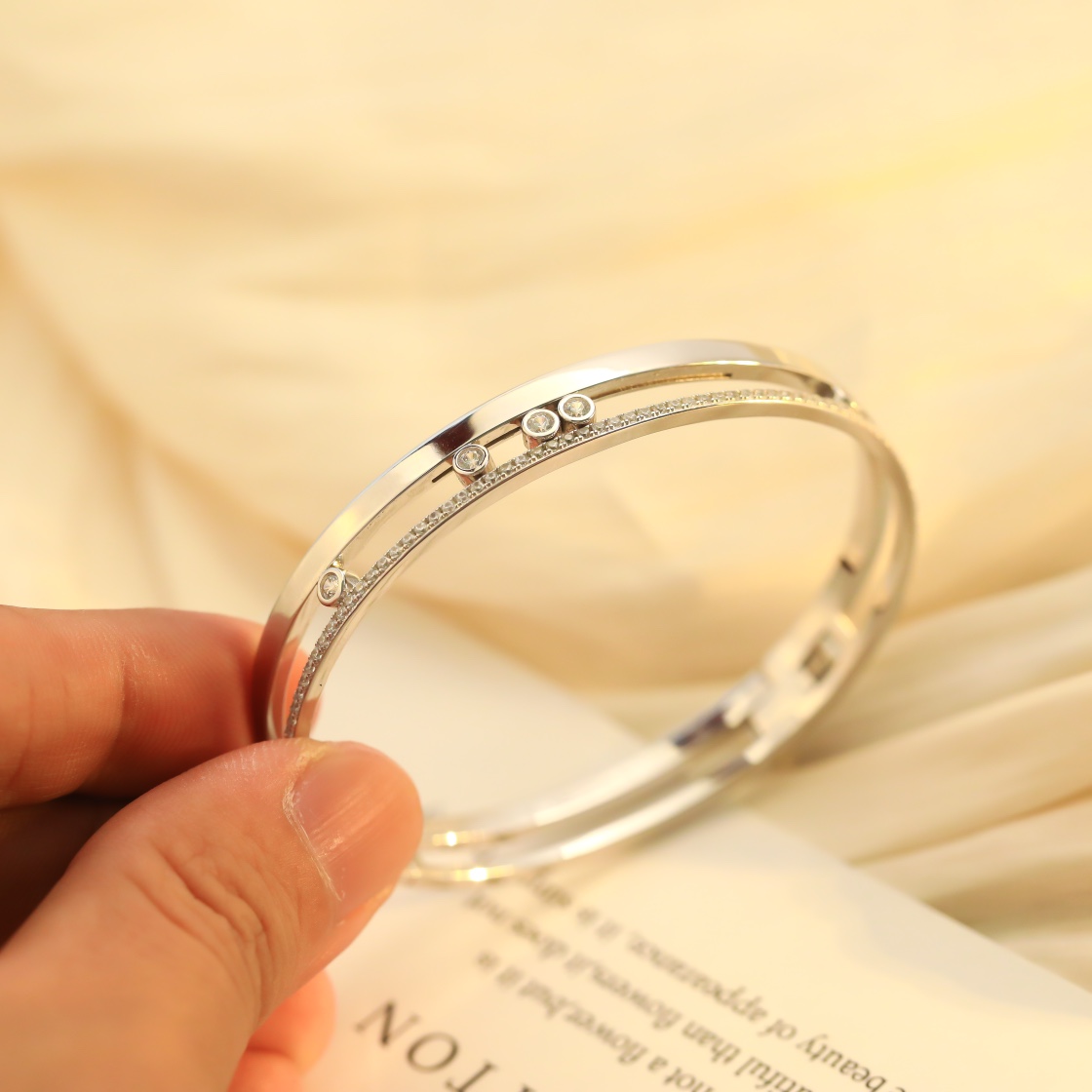 Messika MOVE ROMANE bracelet 18K yellow gold with clear diamonds 18K white gold with clear diamonds 17cm