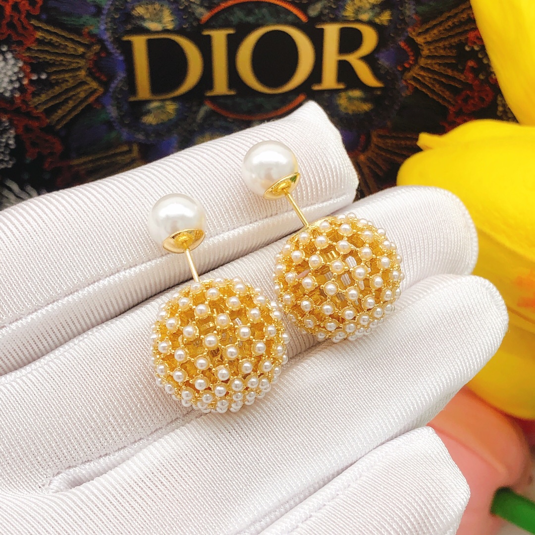 Dior Tribales Pearl Sphere Earrings earrings Gold-tone metal with white pearls One Size post length 1cm front pearl 8mm rear sphere 16mm