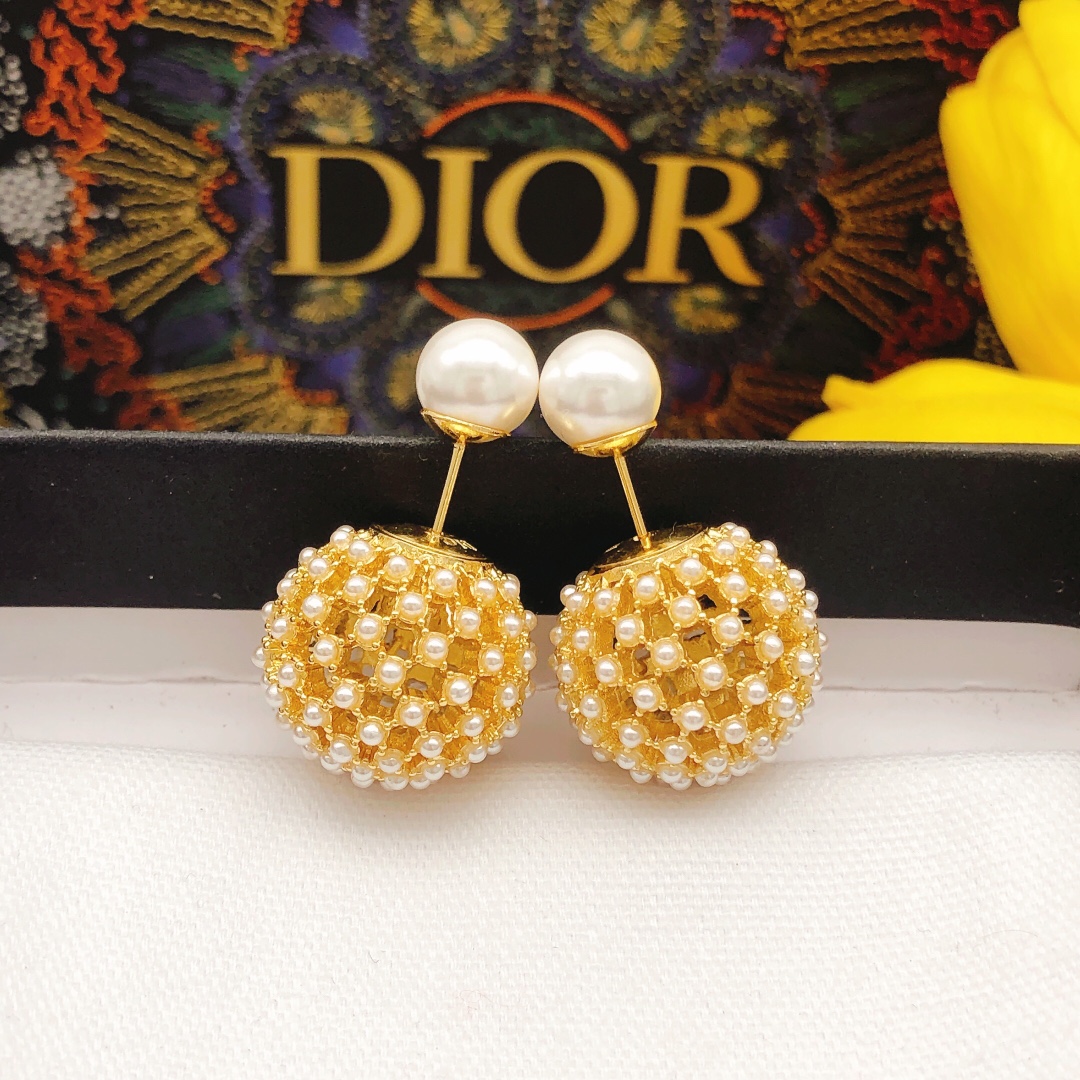 Dior Tribales Pearl Sphere Earrings earrings Gold-tone metal with white pearls One Size post length 1cm front pearl 8mm rear sphere 16mm