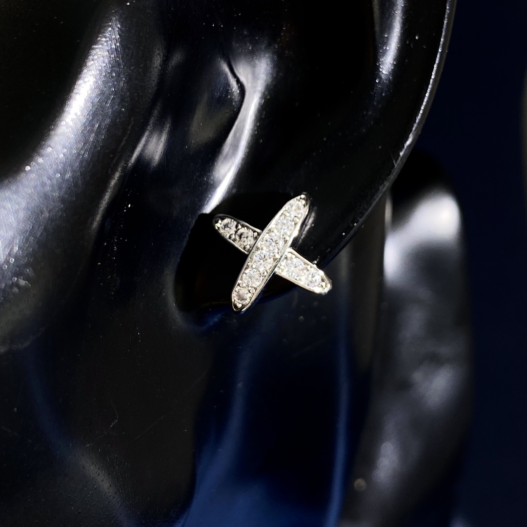 Chaumet Jeux de Liens earrings 18k yellow gold with clear round brilliant diamonds 10mm stud diameter
