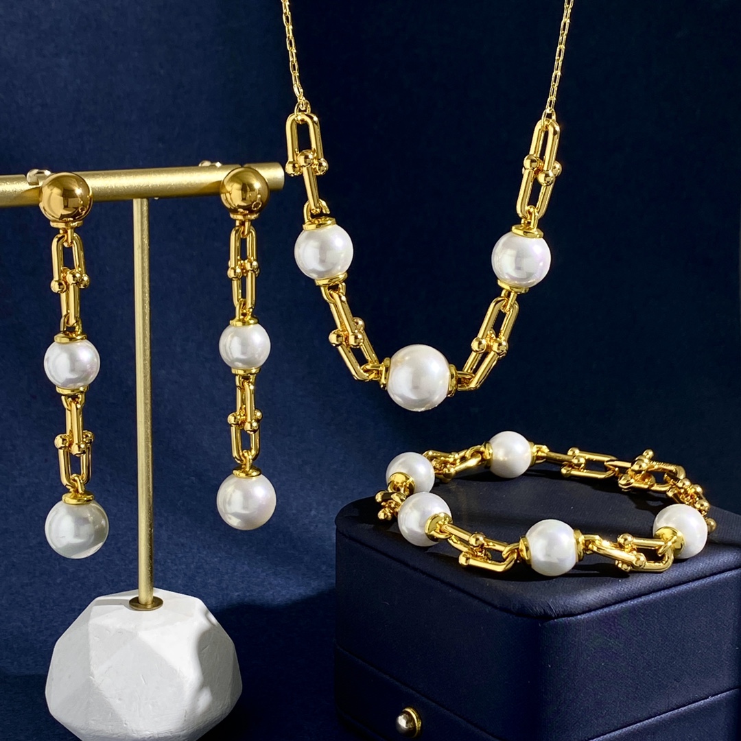 Tiffany HardWear Pearl Link Necklace necklace Gold-toned metal with white freshwater pearls also available in silver-toned metal with white freshwater pearls 18 inches with 2 inch extender