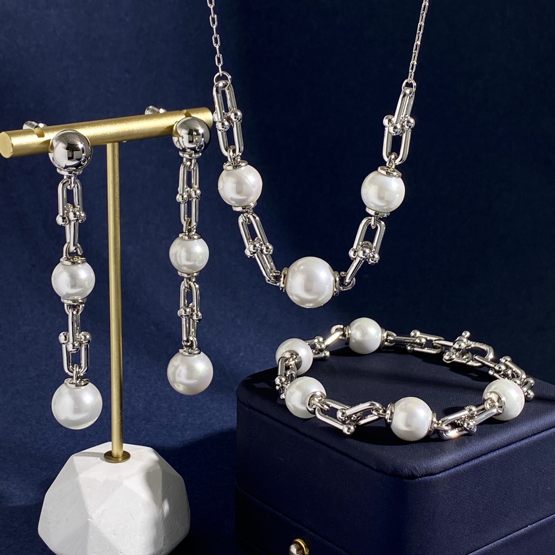 Tiffany HardWear Pearl Link Necklace necklace Gold-toned metal with white freshwater pearls also available in silver-toned metal with white freshwater pearls 18 inches with 2 inch extender