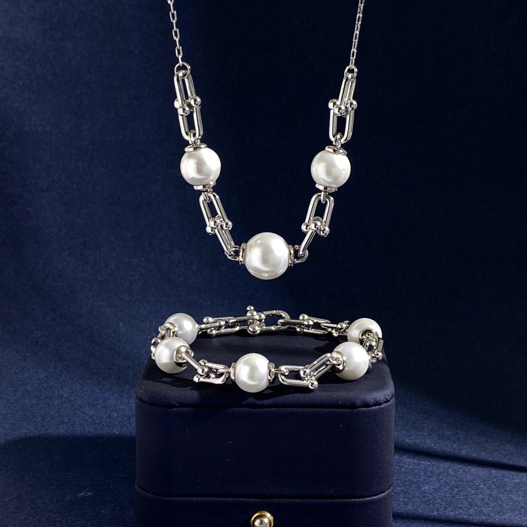 Tiffany HardWear Pearl Link Necklace necklace Gold-toned metal with white freshwater pearls also available in silver-toned metal with white freshwater pearls 18 inches with 2 inch extender
