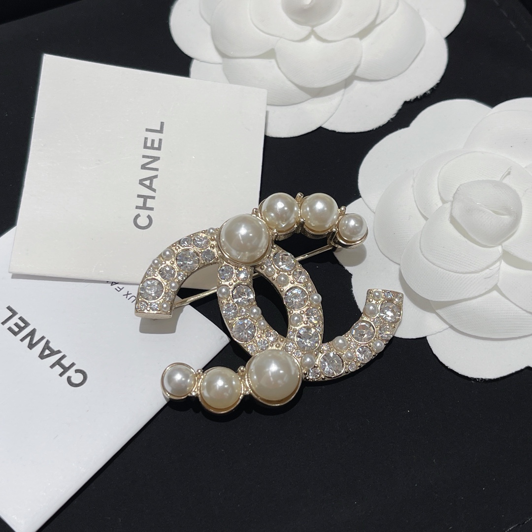 Chanel CC Logo Pearl Crystal Brooch brooch gold-tone metal clear crystal white pearl 3 5cm width