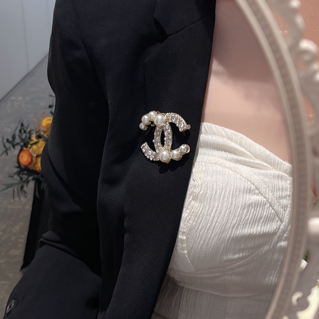 Chanel CC Logo Pearl Crystal Brooch brooch gold-tone metal clear crystal white pearl 3 5cm width
