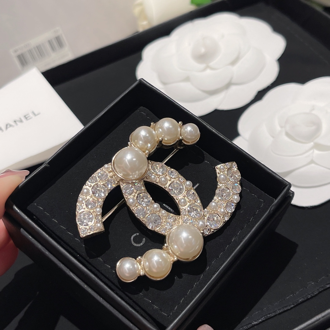 Chanel CC Logo Pearl Crystal Brooch brooch gold-tone metal clear crystal white pearl 3 5cm width
