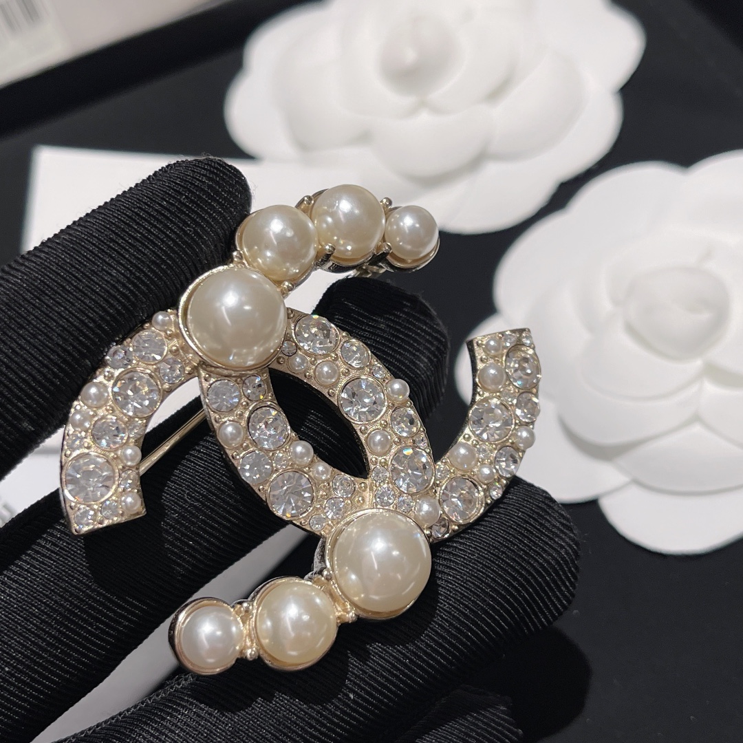 Chanel CC Logo Pearl Crystal Brooch brooch gold-tone metal clear crystal white pearl 3 5cm width