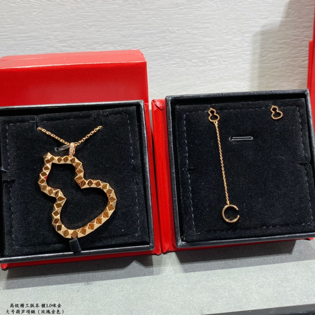 Qeelin Wulu necklace 18K rose gold with diamond accents on pendant bail 45cm