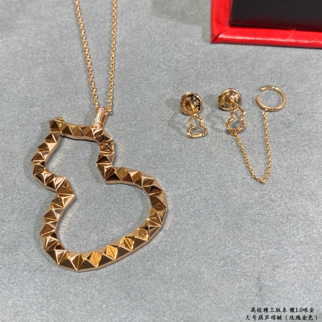 Qeelin Wulu necklace 18K rose gold with diamond accents on pendant bail 45cm