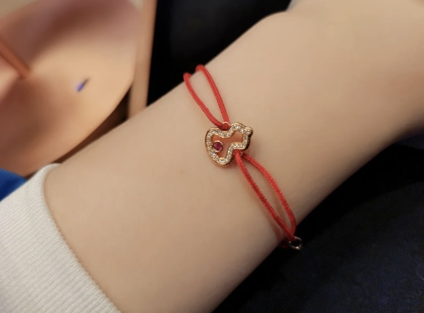 Qeelin Wulu bracelet 18k rose gold red cord clear diamond pave ruby red center stone adjustable sliding knot fits 15-19cm wrist