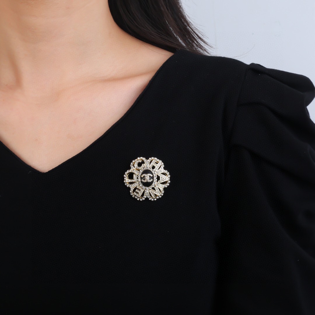 Chanel CC Logo Letter Flower Brooch brooch gold-tone metal clear crystal black enamel 3 5cm diameter