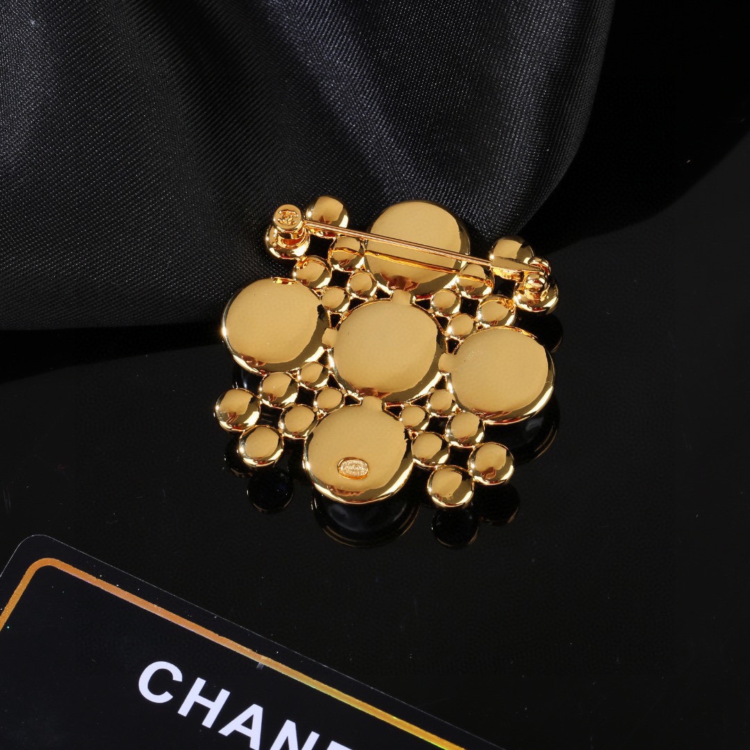Chanel CC Logo Baroque Pearl Crystal Cross Brooch brooch Gold-tone metal cream baroque faux pearl clear crystal 4 5cm width