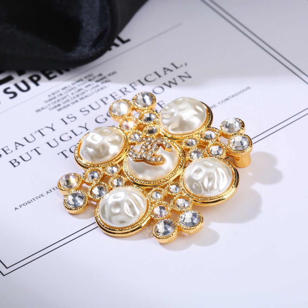 Chanel CC Logo Baroque Pearl Crystal Cross Brooch brooch Gold-tone metal cream baroque faux pearl clear crystal 4 5cm width