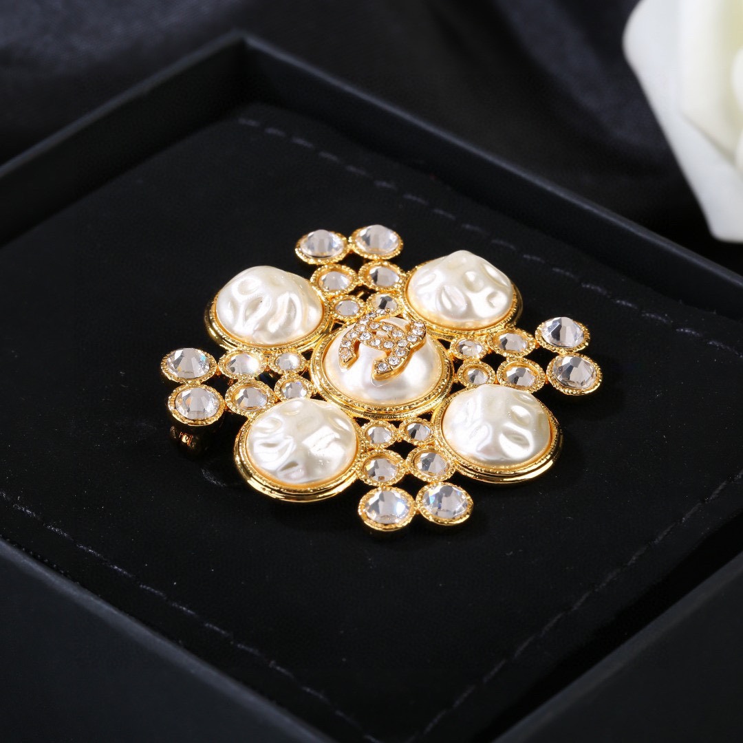 Chanel CC Logo Baroque Pearl Crystal Cross Brooch brooch Gold-tone metal cream baroque faux pearl clear crystal 4 5cm width