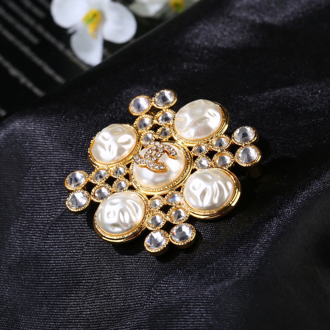 Chanel CC Logo Baroque Pearl Crystal Cross Brooch brooch Gold-tone metal cream baroque faux pearl clear crystal 4 5cm width