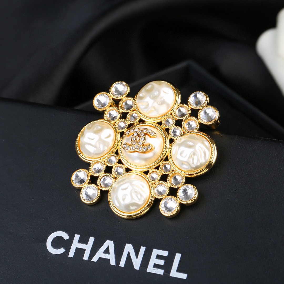 Chanel CC Logo Baroque Pearl Crystal Cross Brooch brooch Gold-tone metal cream baroque faux pearl clear crystal 4 5cm width
