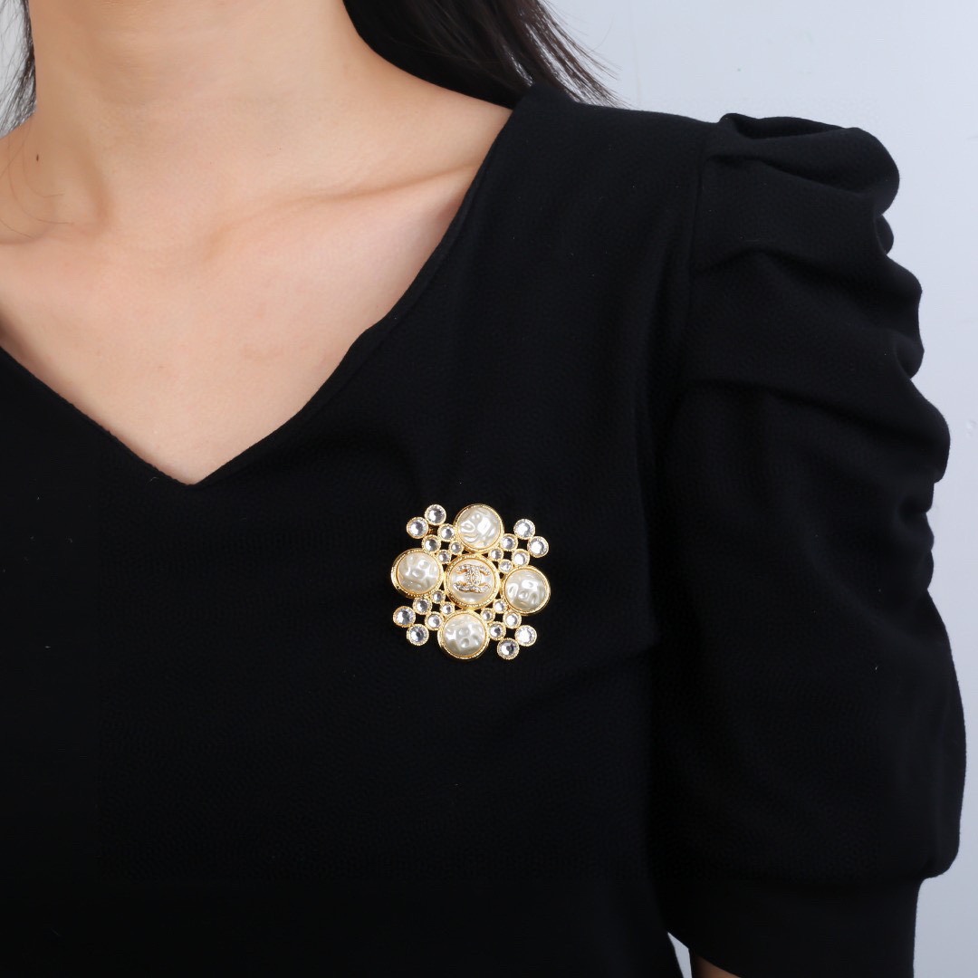 Chanel CC Logo Baroque Pearl Crystal Cross Brooch brooch Gold-tone metal cream baroque faux pearl clear crystal 4 5cm width