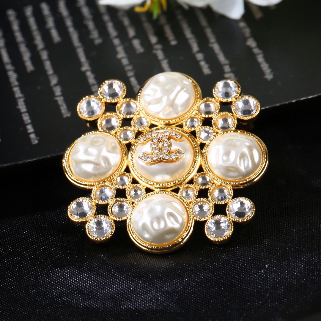 Chanel CC Logo Baroque Pearl Crystal Cross Brooch brooch Gold-tone metal cream baroque faux pearl clear crystal 4 5cm width