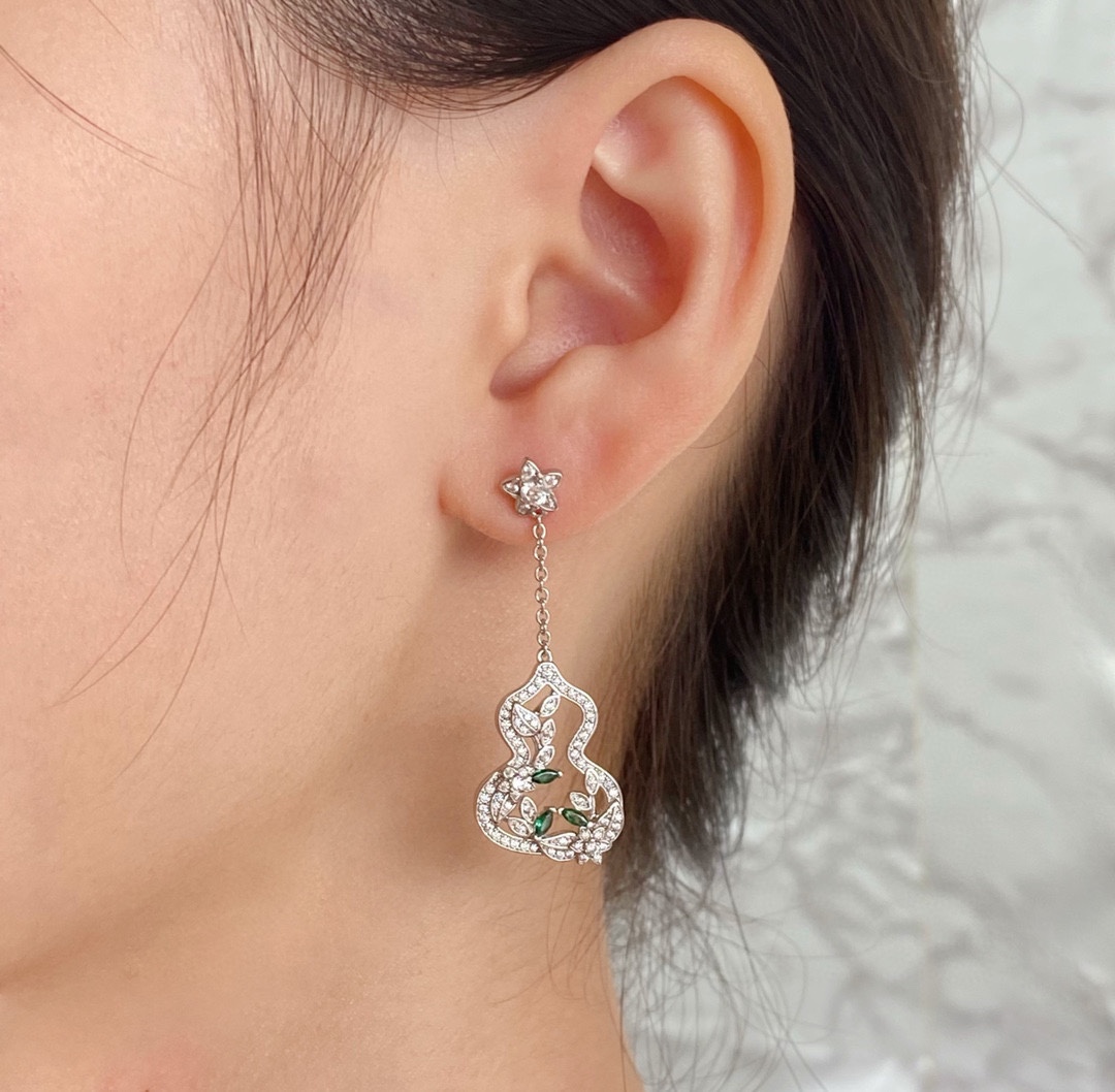 Qeelin Wulu Lace earrings 18K white gold white diamond green emerald 3 5cm drop length