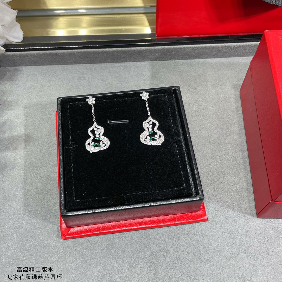 Qeelin Wulu Lace earrings 18K white gold white diamond green emerald 3 5cm drop length