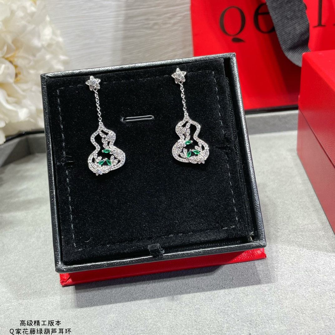 Qeelin Wulu Lace earrings 18K white gold white diamond green emerald 3 5cm drop length