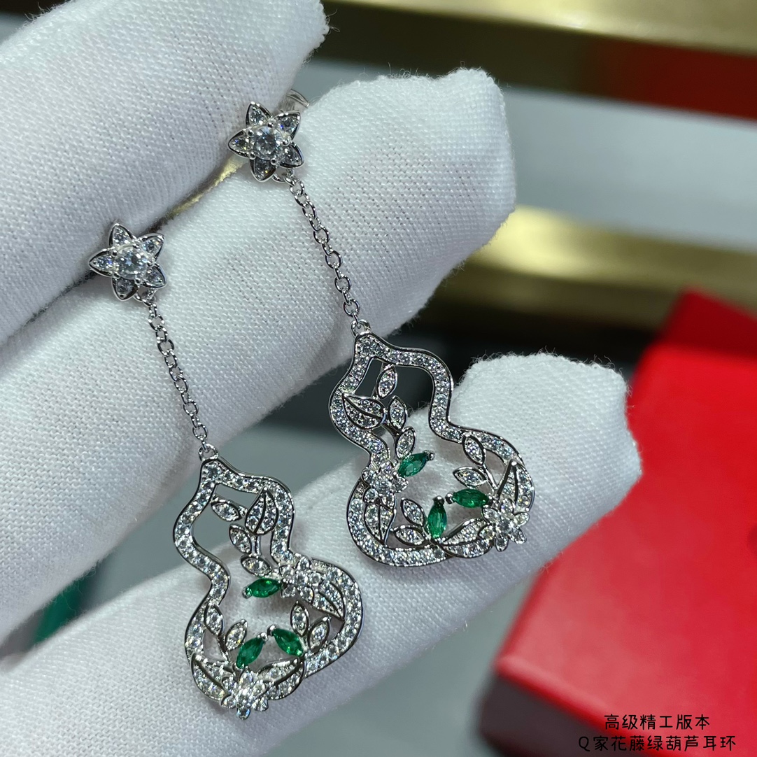 Qeelin Wulu Lace earrings 18K white gold white diamond green emerald 3 5cm drop length