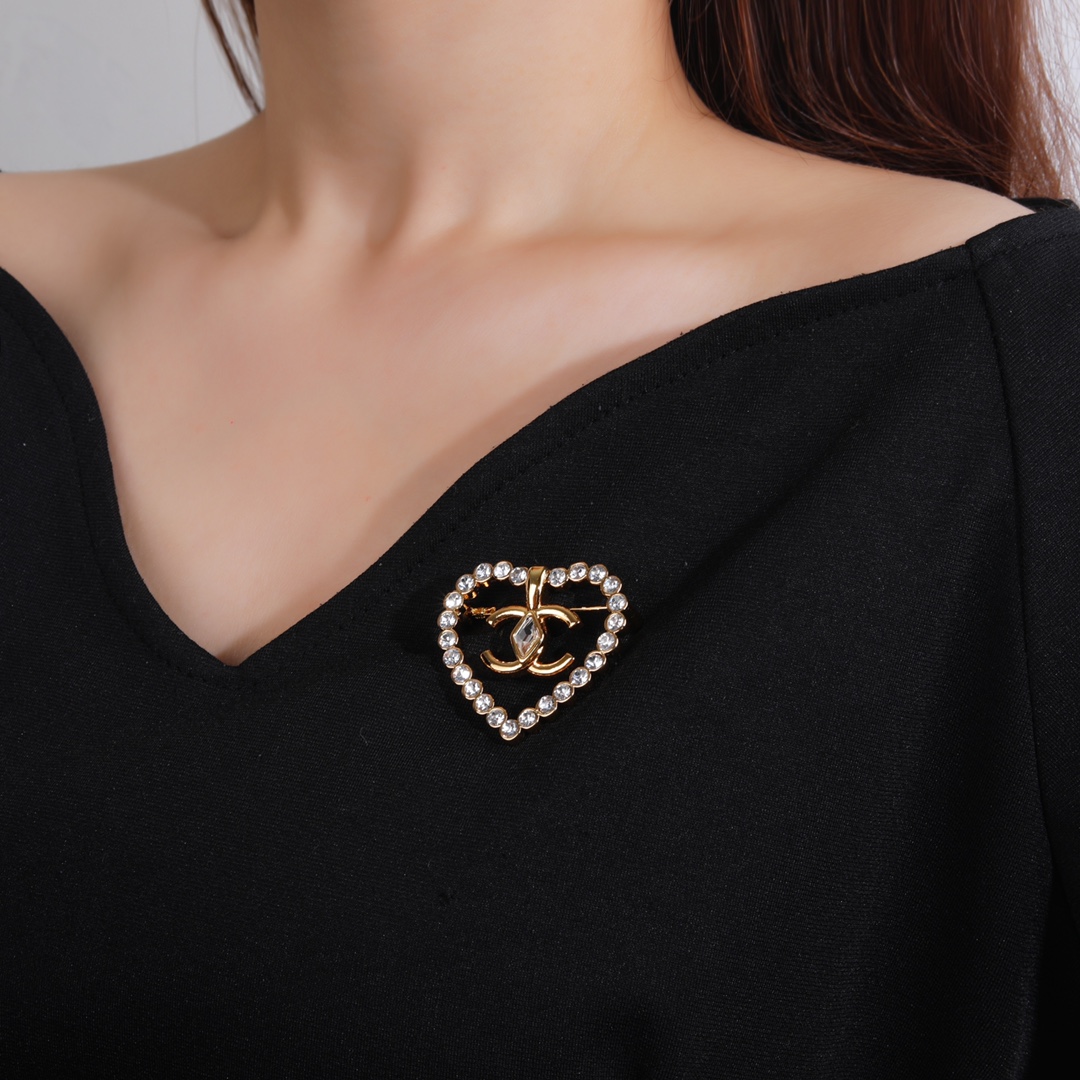 Chanel CC Heart Crystal Brooch brooch gold-tone metal with clear faceted crystals 3cm width