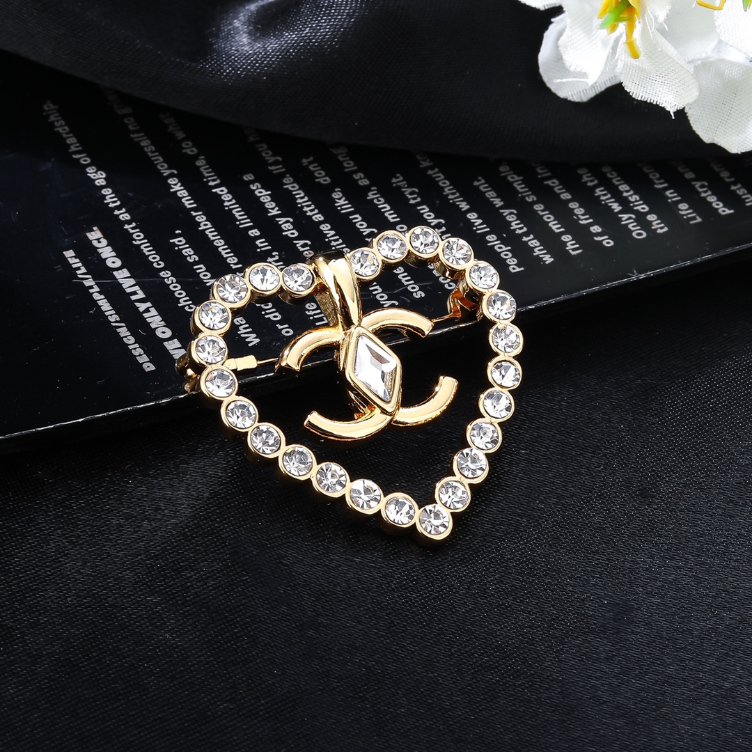 Chanel CC Heart Crystal Brooch brooch gold-tone metal with clear faceted crystals 3cm width