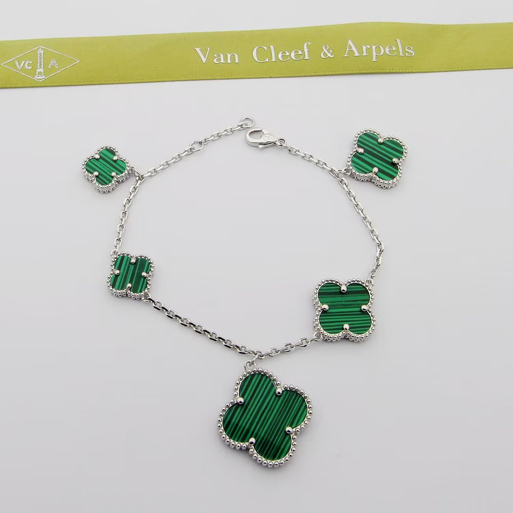 Bracciale Van Cleef Arpels Magic Alhambra Oro giallo con corniola rossa Oro rosa con malachite verde Oro giallo con malachite verde Oro bianco con malachite verde 18 cm