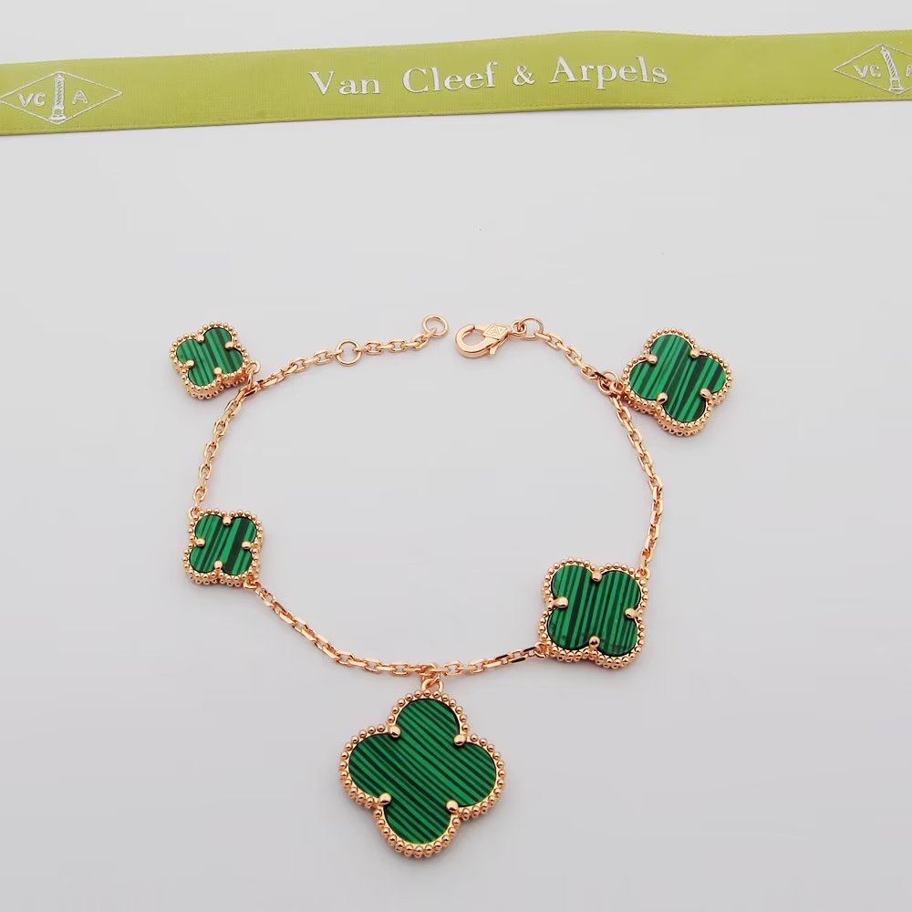 Bracciale Van Cleef Arpels Magic Alhambra Oro giallo con corniola rossa Oro rosa con malachite verde Oro giallo con malachite verde Oro bianco con malachite verde 18 cm