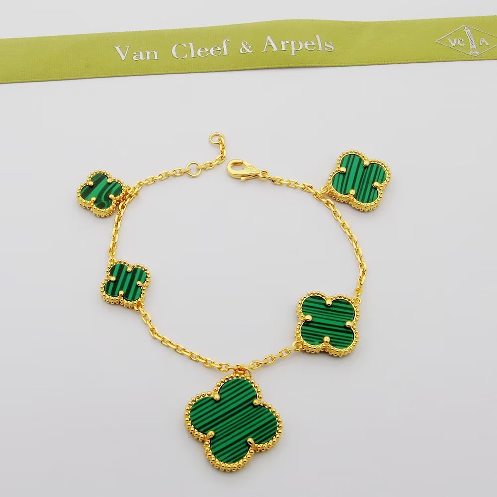 Bracciale Van Cleef Arpels Magic Alhambra Oro giallo con corniola rossa Oro rosa con malachite verde Oro giallo con malachite verde Oro bianco con malachite verde 18 cm