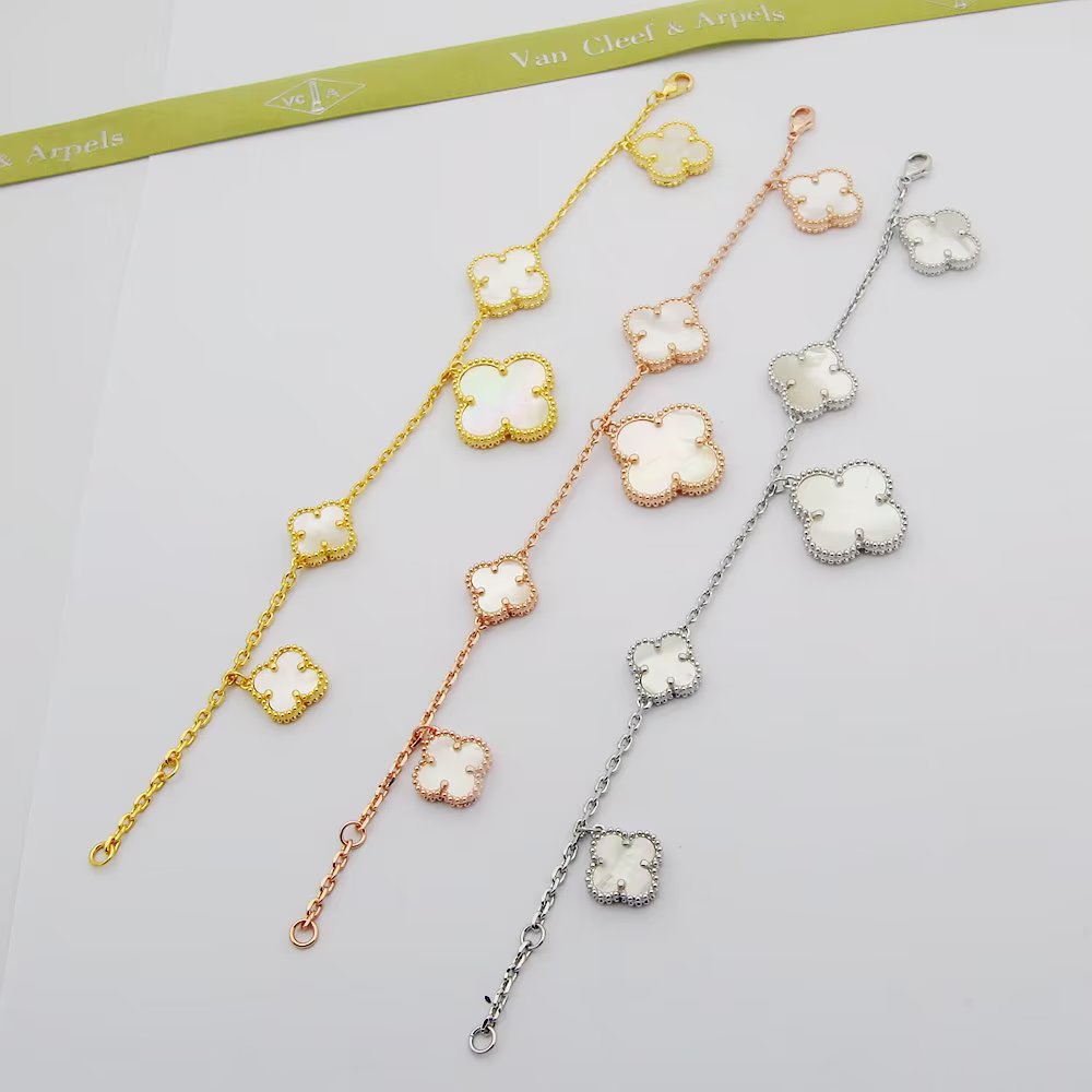 Van Cleef Arpels Bracciale Magic Alhambra Oro giallo con madreperla bianca Oro rosa con madreperla bianca Oro bianco con madreperla bianca Oro giallo con onice nero Oro rosa con onice nero Oro bianco con onice nero 19 cm