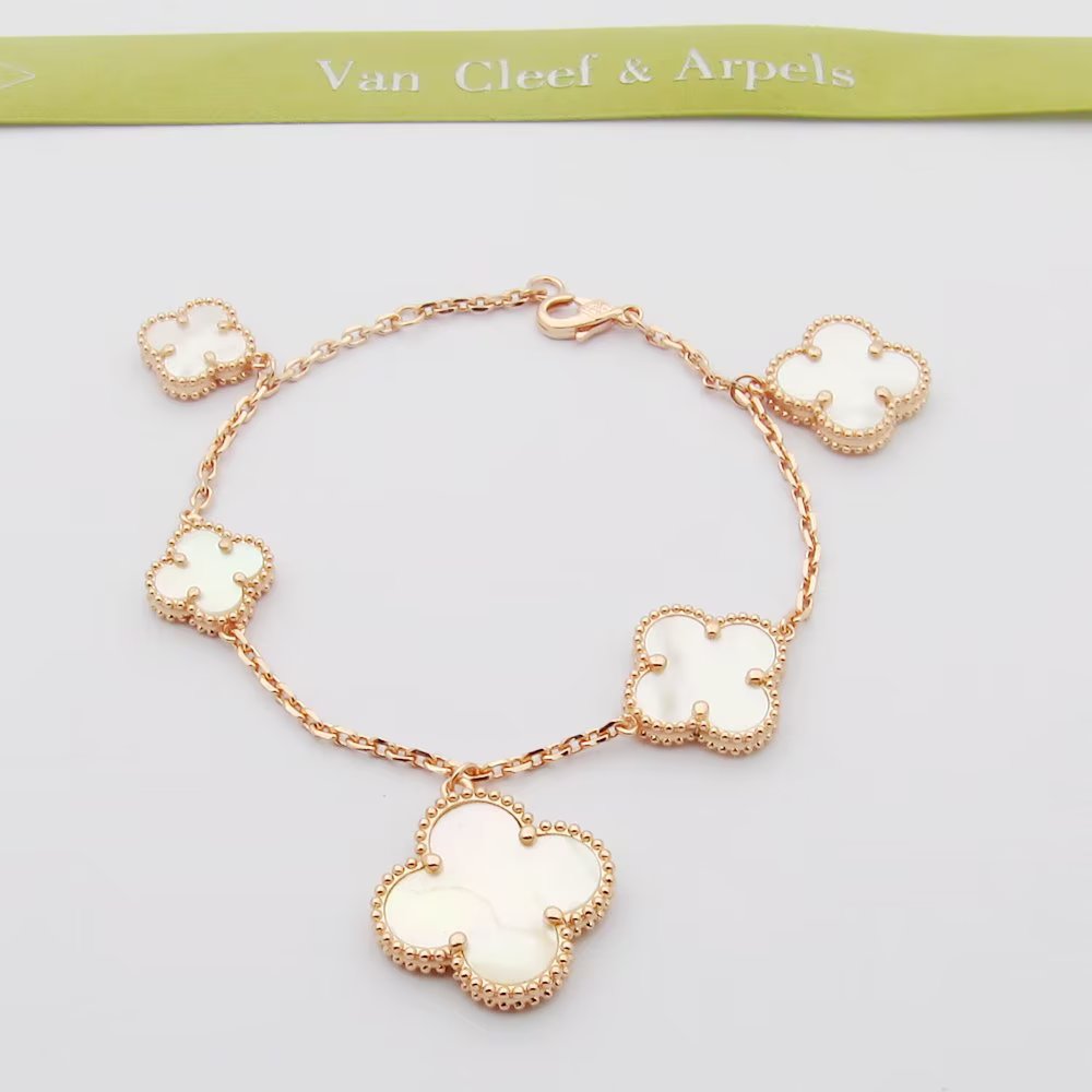 Van Cleef Arpels Bracciale Magic Alhambra Oro giallo con madreperla bianca Oro rosa con madreperla bianca Oro bianco con madreperla bianca Oro giallo con onice nero Oro rosa con onice nero Oro bianco con onice nero 19 cm