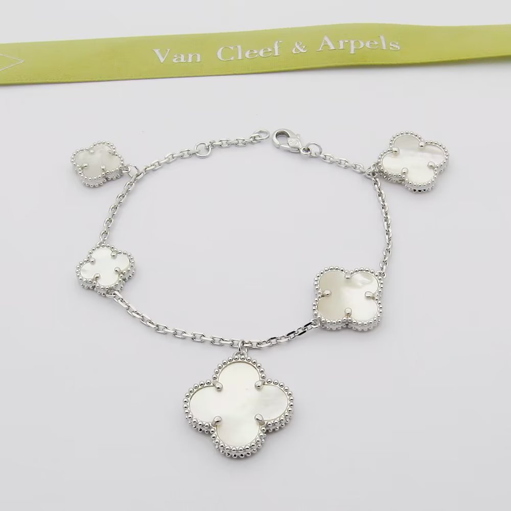 Van Cleef Arpels Bracciale Magic Alhambra Oro giallo con madreperla bianca Oro rosa con madreperla bianca Oro bianco con madreperla bianca Oro giallo con onice nero Oro rosa con onice nero Oro bianco con onice nero 19 cm