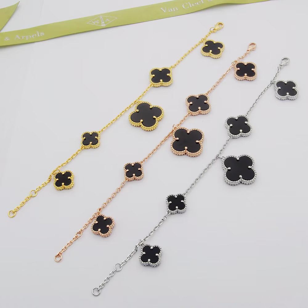 Van Cleef Arpels Bracciale Magic Alhambra Oro giallo con madreperla bianca Oro rosa con madreperla bianca Oro bianco con madreperla bianca Oro giallo con onice nero Oro rosa con onice nero Oro bianco con onice nero 19 cm
