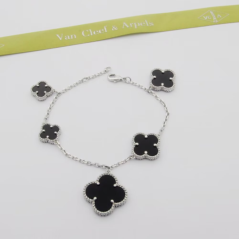 Van Cleef Arpels Bracciale Magic Alhambra Oro giallo con madreperla bianca Oro rosa con madreperla bianca Oro bianco con madreperla bianca Oro giallo con onice nero Oro rosa con onice nero Oro bianco con onice nero 19 cm